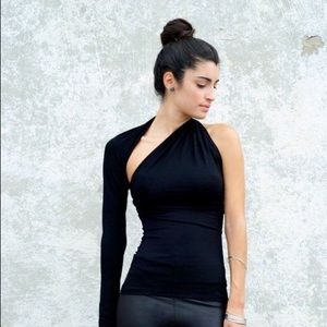 Marcellamoda black once arm top NWOT